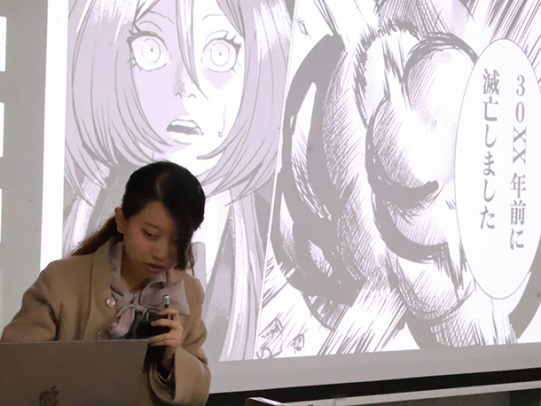 FSC認証などをテーマに描いた漫画を紹介する学生=北名古屋市の名古屋芸術大で