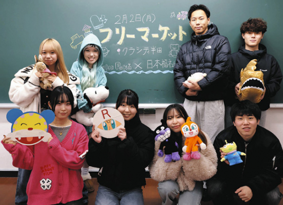 フリーマーケットへの来場を呼びかける学生ら=美浜町の日本福祉大で