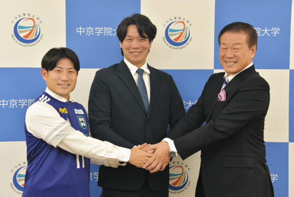 覚書を締結し、手を取り合う（右から）中谷理事長、柴田社長、ボイジャーズの進藤誠司監督＝瑞浪市で