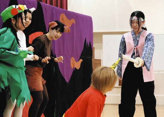 渡航前日にあったリハーサルに臨む松井さん(右)=春日井市の中部大で