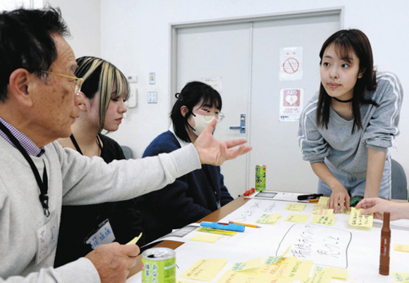 大学生と市議が地域課題を話し合った意見交換会＝瑞穂市別府のココロかさなるＣＣＮセンターで