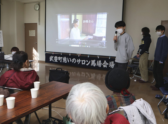 動画を流してジェンダーについて説明する学生=武豊町砂川の砂川会館で