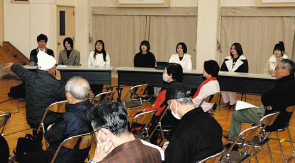 意見交換で参加者の話を聴く学生ら=南木曽町吾妻の南木曽会館で