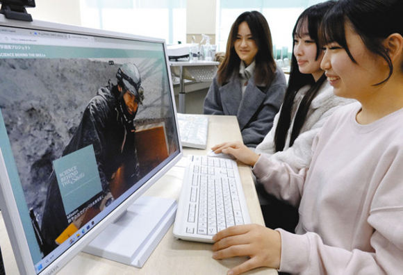 建設業の魅力を伝えるウェブサイトを手がけた愛知文教女子短大砂田ゼミの学生たち＝稲沢市で