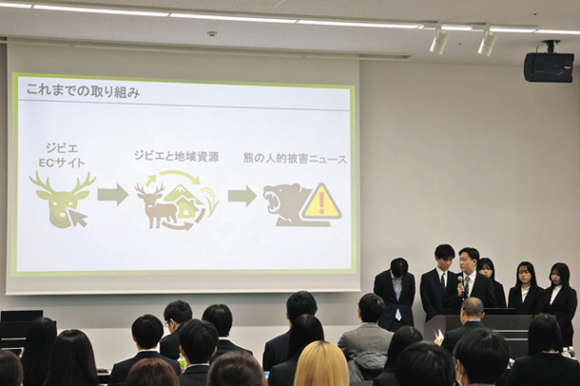 アイデアを発表する学生たち=名古屋・栄の中日ビルで