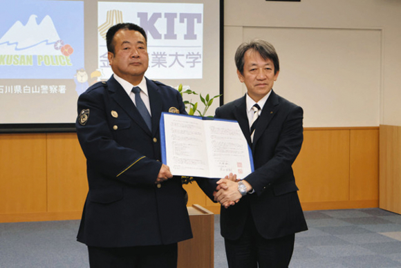 包括連携協定を結んだ荻田直樹署長(左)と大沢敏学長=白山署で