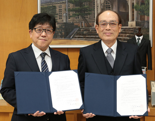 協定書を交わした豊田学長(右)と杉阪校長=伊賀市の上野高で
