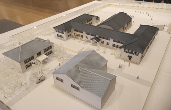 金沢工業大の学生が製作した旧野々市尋常高等小学校の模型=野々市市のにぎわいの里ののいちカミーノで