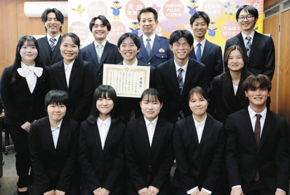 感謝状を受けた名城大ボランティア協議会のメンバーら=天白署で