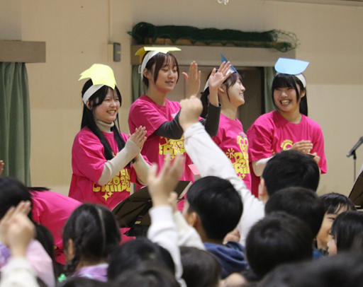 児童と一緒にリズム遊びを楽しむ愛知学泉大の学生ら＝岡崎市大和町の矢作南小で