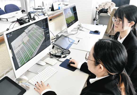 仮想空間を構築するため、パソコンを操作する学生＝岐阜市の岐阜女子大で