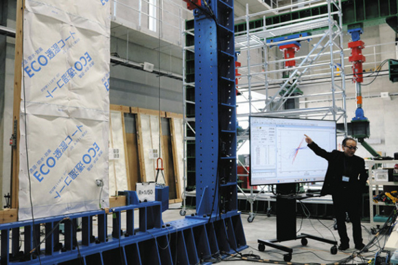 実験について解説する古田教授＝長久手市の愛知淑徳大で