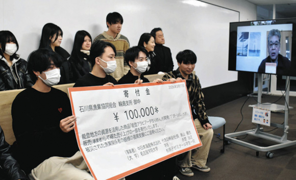 贈呈式にリモート参加した上浜さん（右）に寄付金の目録を掲げる学生ら＝熱田区の名古屋学院大で