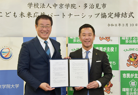 協定書に署名した中谷理事長（左）と高木市長＝多治見市役所で