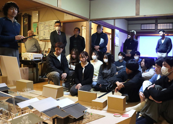 模型を使って成果を報告する学生（左）ら＝半田市亀崎町の街かどサロンかめともで