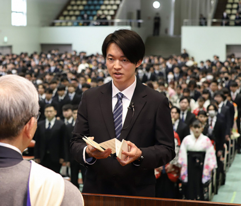 謝辞を述べる松下さん=春日井市松本町の中部大で