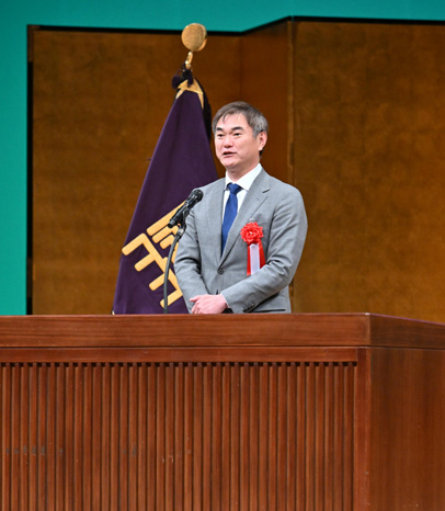 愛知大名古屋キャンパスの卒業式でエールを送る岩瀬さん＝名古屋・金山の日本特殊陶業市民会館で