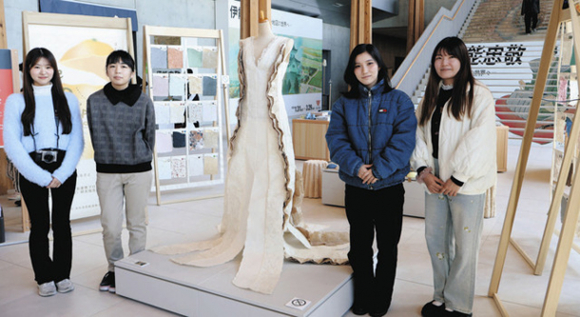 廃棄物からすいた紙を活用した作品展を開く学生ら＝いずれも豊田市小坂本町の市博物館で