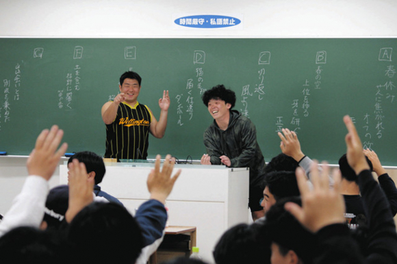 創作した俳句の感想を発表する中部大ラグビー部の学生ら＝春日井市松本町の中部大で