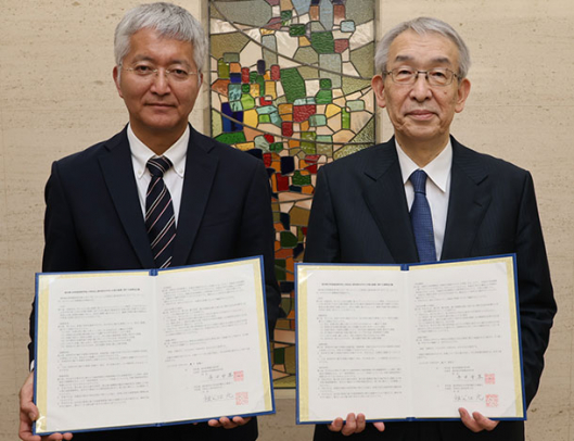 連携協定を締結した（右から）祖父江学長と寺田校長＝長久手市の愛知医科大で
