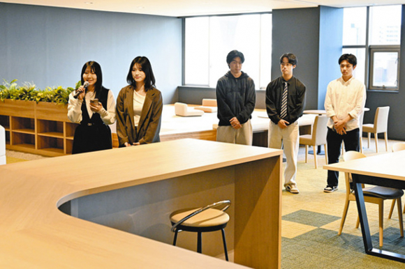 改修したラウンジについて説明する学生たち=名古屋市の中京大名古屋キャンパスで