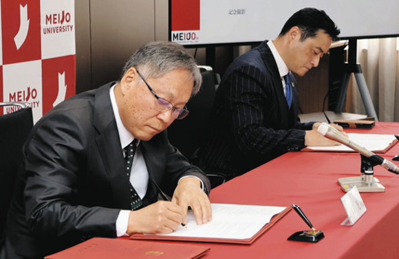 産学連携協定にサインする(左から)野口学長と井崎バイスプレジデント=名古屋市天白区の名城大天白キャンパスで