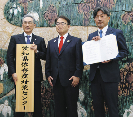 基本協定を結んだ（左から）藤田医科大の岩田学長、大村知事、刈谷病院の平野理事長＝県公館で