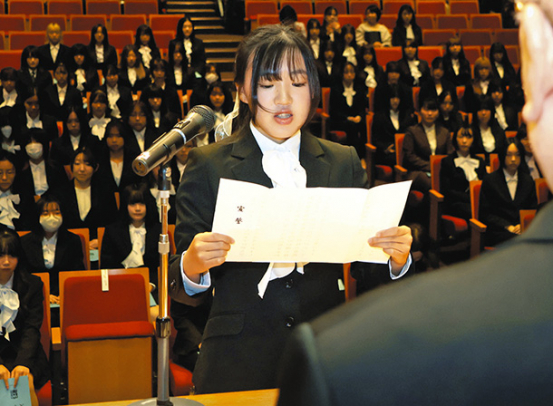 新入生を代表して宣誓する前田さん＝大垣市の大垣女子短大で