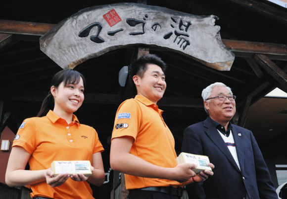 入浴券を受け取った(左から)酒井さん、益田さん、桜井監督=関市倉知のマーゴの湯で