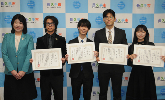 佐藤市長（左）から表彰された（右から）加藤さん、鄭さん、市川さん、杉野さん＝長久手市役所で