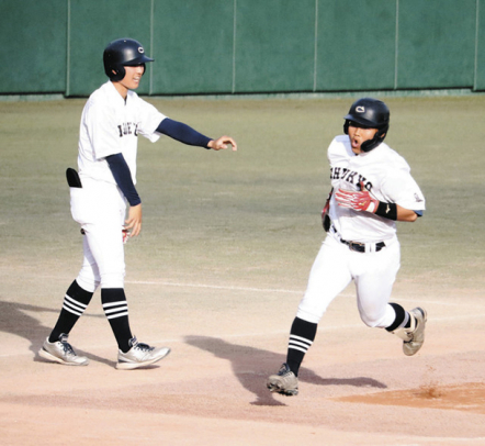 勝ち越し本塁打を放った中京大の江崎（右）