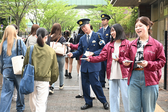 オウム真理教の事件を伝えるチラシを配る学生ら＝守山区の金城学院大で