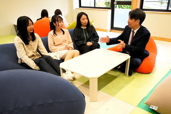 リノベーションされた東海学園大の旧学生寮。ビーズクッションが置かれ、くつろぎながら交流できる＝名古屋市天白区で