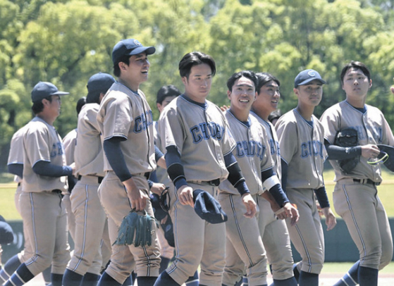 中京大に勝ち、笑顔をみせる中部大ナイン＝パロマ瑞穂球場で（石曽根和花撮影）