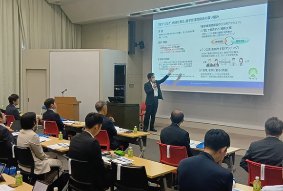 産学官連携・地域協働推進機構の説明を聞く参加者ら＝岡崎市岡町の愛知産業大で