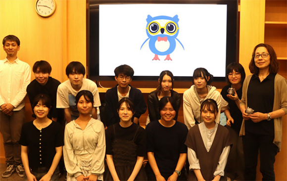 ブリオンを考案した学生ら=名古屋・栄の中日ビルで