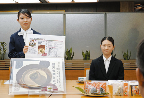 おにぎりの開発経緯や工夫した点を紹介する高瀬さん（左）と広島さん＝県公館で