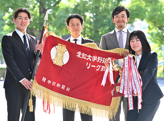 愛知大学野球春季リーグの優勝報告に訪れた中京大野球部の（左から）松田主将、半田監督ら＝中日新聞社で
