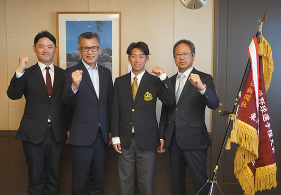 山下市長(左から2人目)に健闘を誓う真木主将(同3人目)ら=関市役所で
