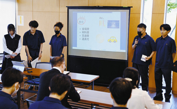 七宝焼の課題や、考えた新商品について発表する美和高校生たち＝あま市の七宝焼アートヴィレッジで