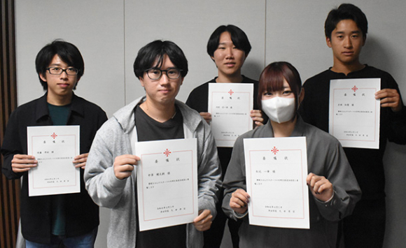 実行委員の委嘱状を手にする日本福祉大の学生たち＝半田市役所で