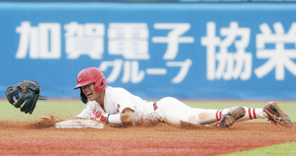 近大工学部戦の1回、二盗を決める中部学院大・山崎=神宮で