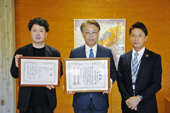 白河学長(左)から感謝状を受け取る西田・筆頭常務取締役(中)。右はあいち銀行桑名中央支店の西田裕一支店長=長久手市の県立芸術大で