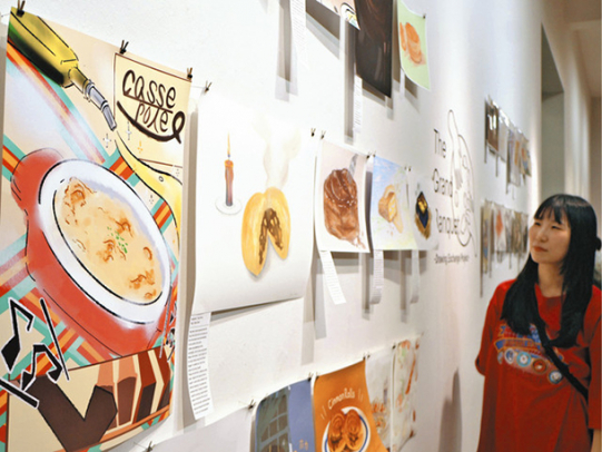 ベルギーの学生との交流で生まれたイラストレーション作品=北名古屋市徳重の名古屋芸術大西キャンパスで