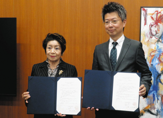協定書を持つ高木副学長(左)と丹下校長=桑名市の桑名西高で