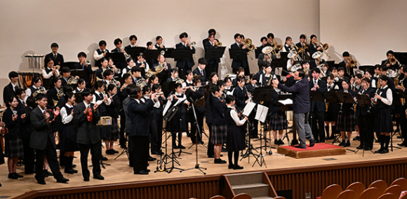 合同で演奏する朝日大、関商工高、東濃実業高の吹奏楽部=美濃加茂市文化会館かも~るで