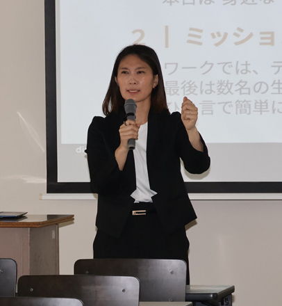 闇バイトの危険について話すディップの磯村さん=日進市の愛知学院大で