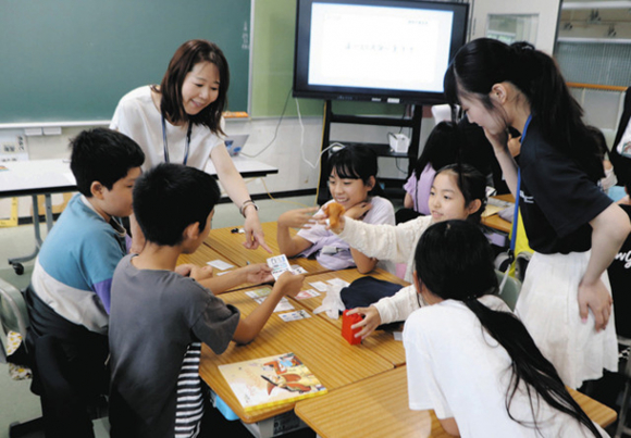 「分別ゲーム」で仲間と話し合う児童ら＝東浦町卯ノ里小で
