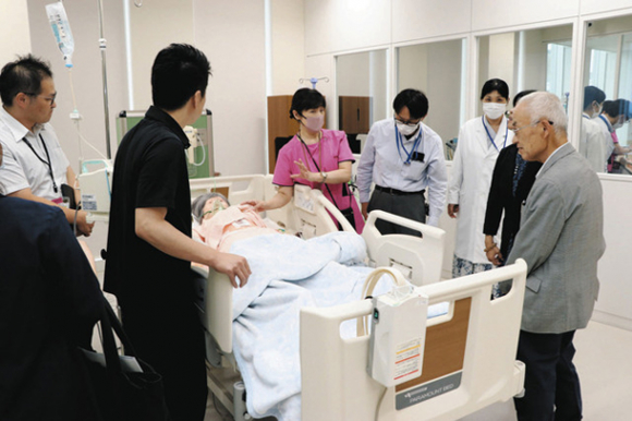 ラボのＩＣＵを見学をする参加者たち＝岐阜市の岐阜聖徳学園大羽島キャンパスで