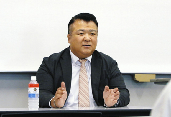 学生の質問にざっくばらんに答える三保ケ関親方＝名古屋市昭和区の中京大名古屋キャンパスで
